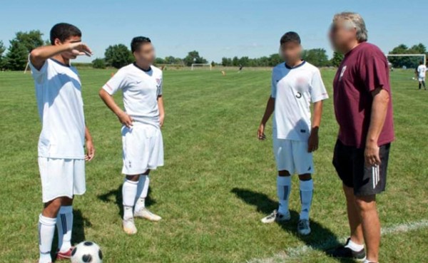 Entrenador es acusado por más de 400 delitos de abuso sexual
