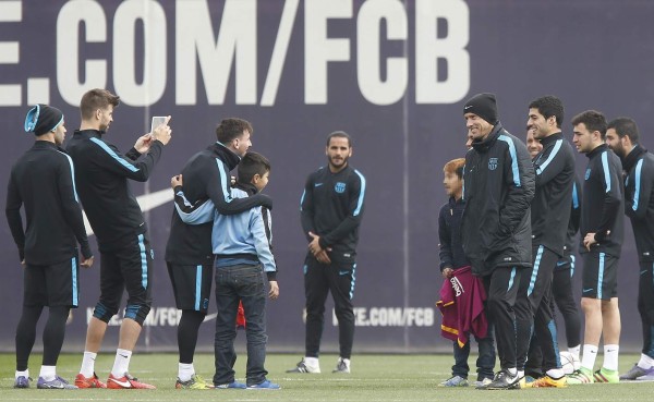 Tres niños se cuelan en el entrenamiento del Barcelona por una foto con Messi