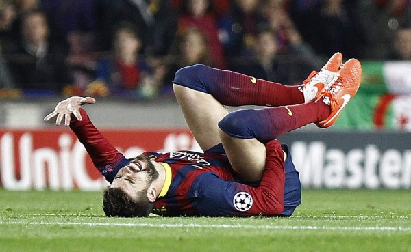 VIDEO: Piqué sufre aparatosa caída y se va lesionado al minuto 12