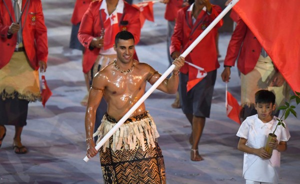 El aceitoso abanderado de Tonga provoca un caos en las redes sociales