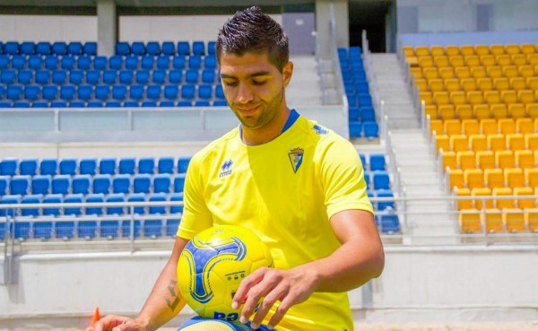 Jona Mejía anota gol en su debut oficial con el Cádiz