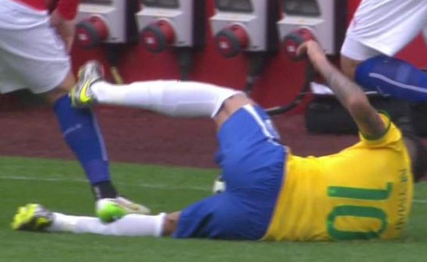 VIDEO: El descarado pisotón de Medel sobre Neymar