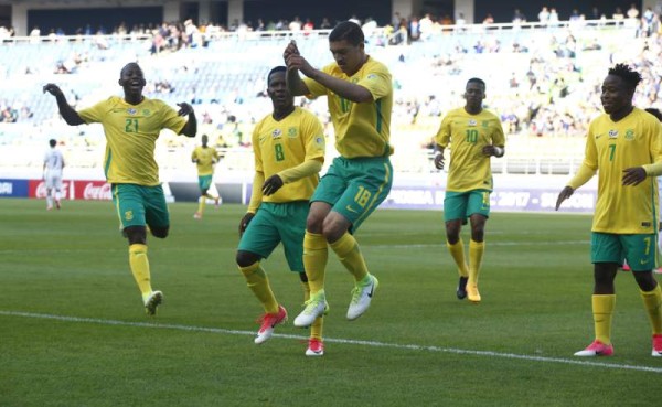 KHC01. Suwon (Korea, Republic Of), 21/05/2017.- Grant Margeman ( C ) of South Africa celebrates with teammates after scoring during the group stage match of the FIFA U-20 World Cup 2017 between South Africa and Japan in Suwon, South Korea, 21 May 2017. (Mundial de Fútbol, Corea del Sur, Sudáfrica, Japón) EFE/EPA/KIM HEE-CHUL