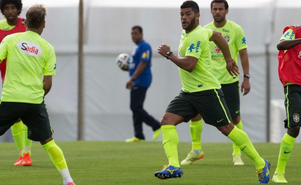 Hulk abandona entreno de Brasil con dolores y es duda frente a México