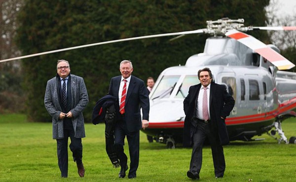 Sir Alex Ferguson llega en helicóptero a ver jugar al Manchester United en la FA Cup