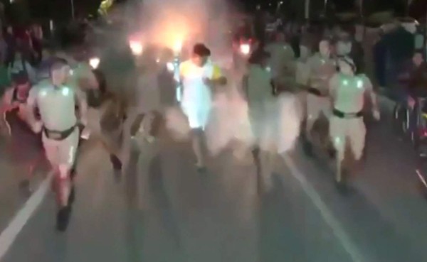 VIDEO: Hombre intentó apagar la antorcha olímpica con un extintor