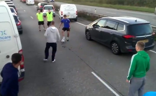 VIDEO: El tráfico no los detiene para entrenar en la calle