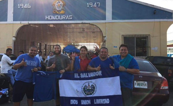 Aficionados salvadoreños comienzan a llegar a San Pedro Sula