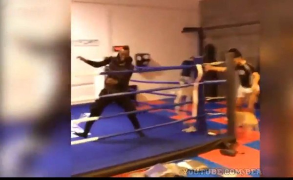 VIDEO: Balotelli huye aterrado de un perro dentro de ring de boxeo
