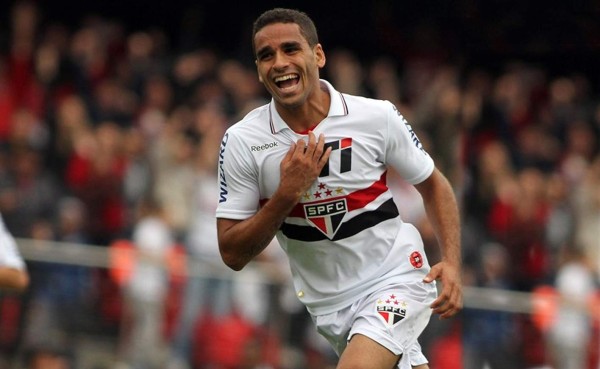 Lateral brasileño Douglas Pereira ya tiene acuerdo con el Barcelona