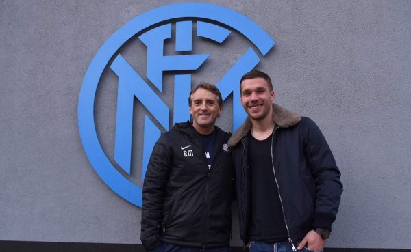 Mancini da la bienvenida a Podolski al Inter de Milán
