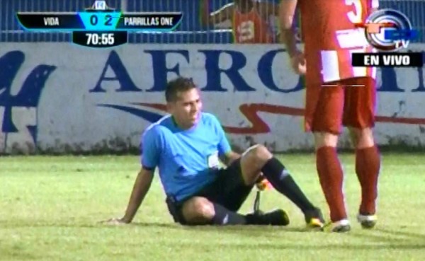 VIDEO: Árbitro Marlon Díaz se lesiona en juego Vida-Parrillas