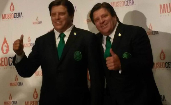 Miguel Herrera presenta su figura de cera en su cumpleaños