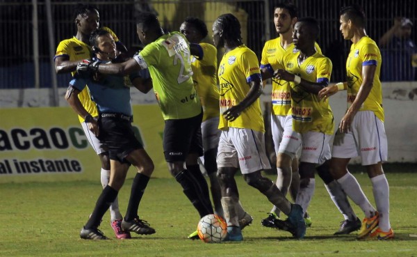 VIDEO: Jhon Bodden se desquicia, cabecea y empuja al árbitro