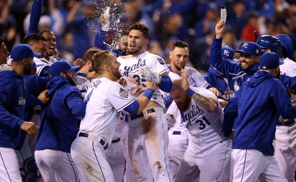 Reales salen al frente en Serie Mundial al vencer 5-4 a los Mets en 14 innings