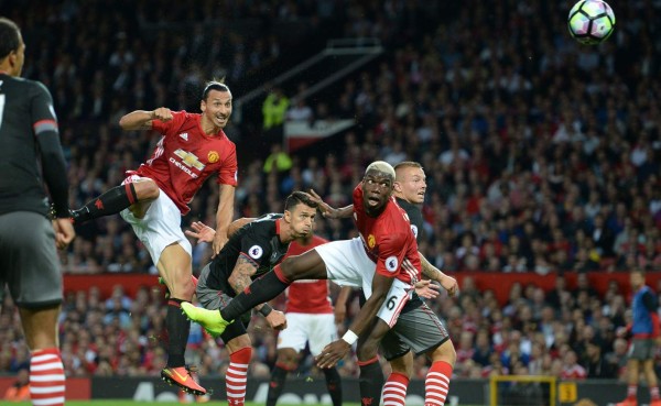 Manchester United gana al Southampton con doblete de Zlatan en debut de Pogba