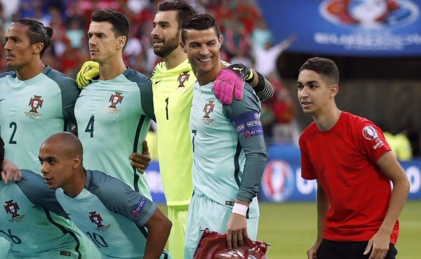 Imperdible: Se cuela en la foto de Portugal y CR7 no lo creía