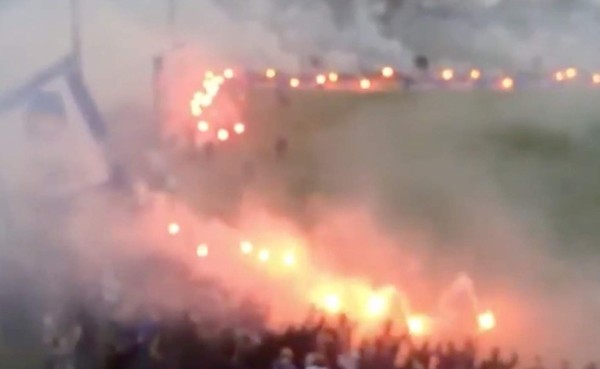 VIDEO: Aficionados del Schalke 04 motivaron a su equipo con una lluvia de belgalas&nbsp;&nbsp;