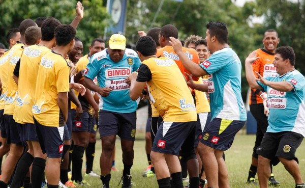 Jugadores de Real España felicitan a Hernán Medford