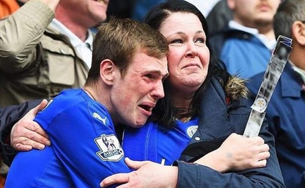 La fotografía de los aficionados del Leicester que conmovió el fútbol inglés