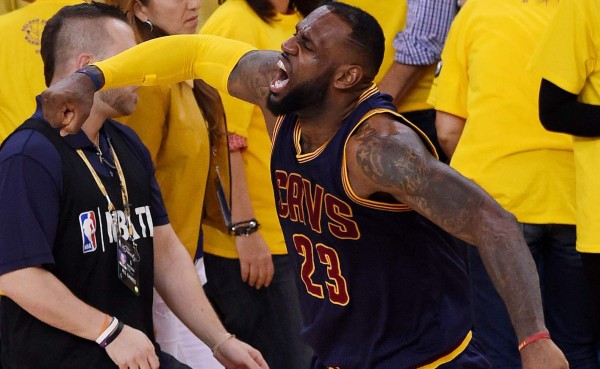 Cavalliers vence 95-93 a Warriors y empata la serie en final de NBA