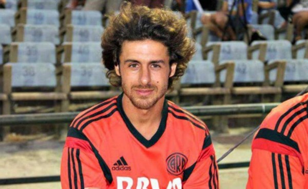 Una lesión pone a meditar a Pablo Aimar a colgar las botas