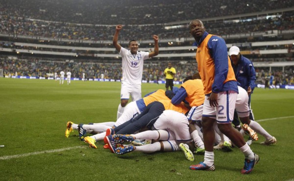 Fue una locura cada gol hondureño en el estadio Azteca.