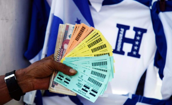 Lenta la venta de boletos para el juego Honduras-El Salvador