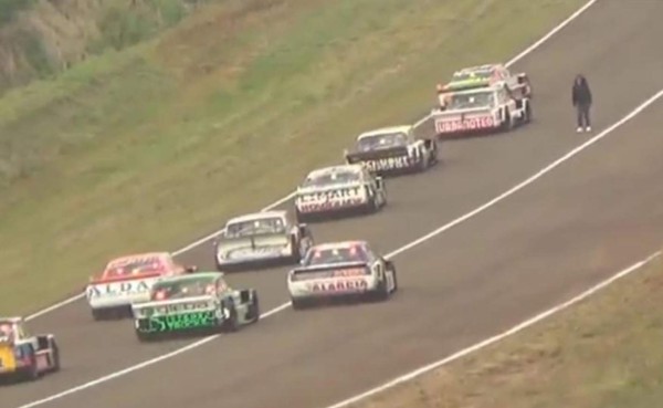 VIDEO: Mujer ingresa a pista en plena competencia de velocidad