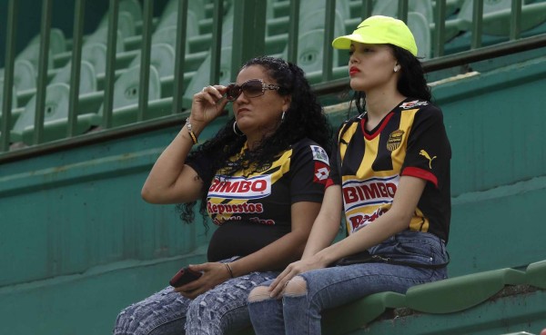 Chicas sexys, saltos y pedradas, así se vive el clásico sampedrano en Copa Presidente