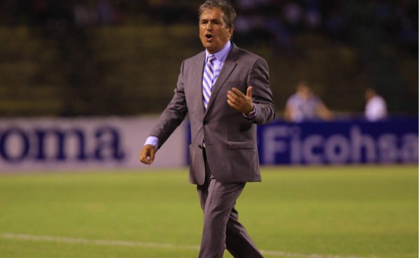 Jorge Luis Pinto solo tiene una victoria ante México en eliminatorias