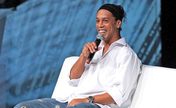 Ronaldinho debe concentrarse para el partido de este viernes, dice DT