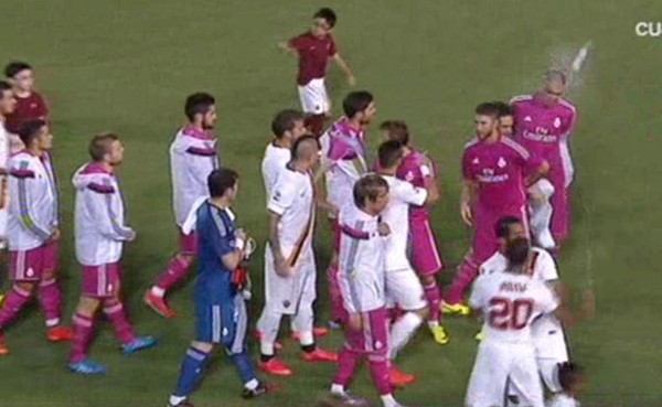 Keita explica que lanzó botella a Pepe porque lo escupió