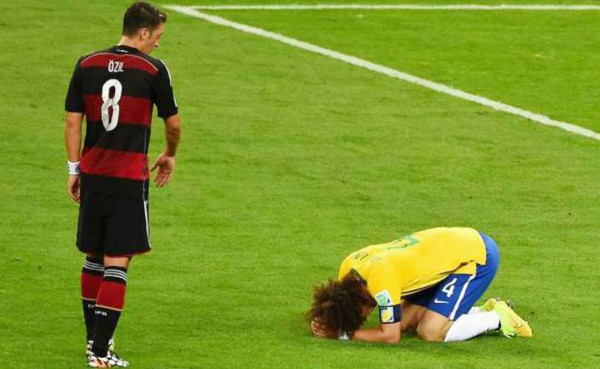 Özil revela lo que le dijo a David Luiz tras aquel 7-1 en el Mundial 2014