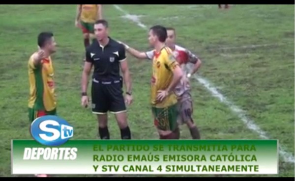 Insólito: Árbitro expulsa a narrador enmedio de juego