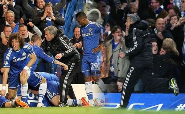 VIDEO: La locura de Mourinho tras el gol de Demba Ba