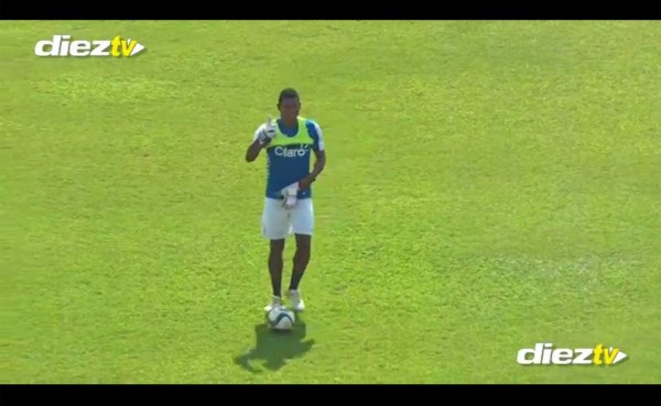 VIDEO: Carlo Costly se enfunda los guantes y la hace de portero