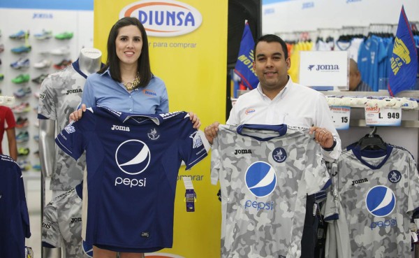 Diunsa presenta la nueva indumentaria del Motagua