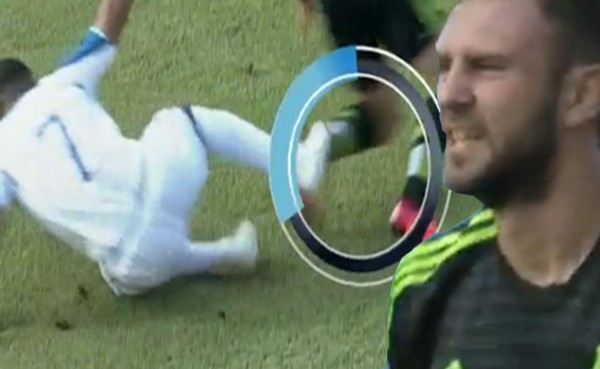 Así fue la tremenda barrida de Emilio Izaguirre a Miguel Layún