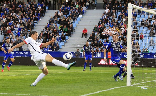 Dos goles de Ibrahimovic dan el triunfo al PSG en el tramo final