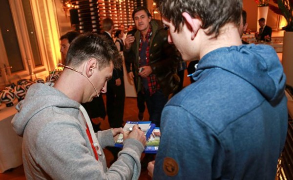 Regalarán videojuego FIFA 15 autigrafiado por Messi y Neuer