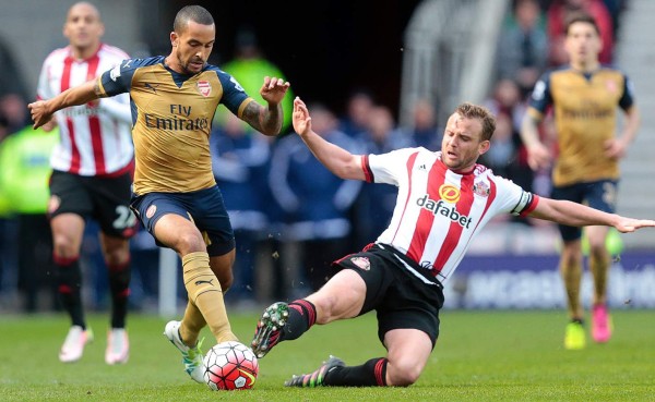 Arsenal empató ante el Sunderland con una gran actuación de Cech