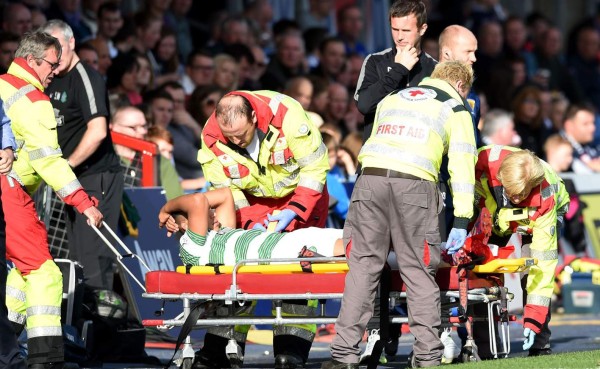 Emilio Izaguirre salió lesionado en goleada del Celtic