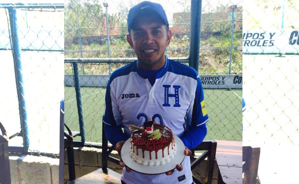 Aficionados del Motagua le celebraron el cumpleaños a Amado Guevara