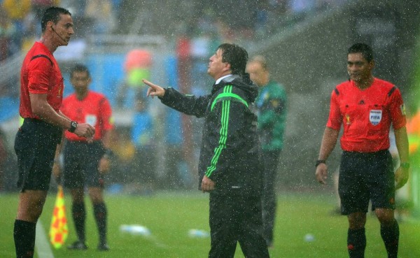 La FIFA sustituye al árbitro asistente Humberto Clavijo por sus errores ante México