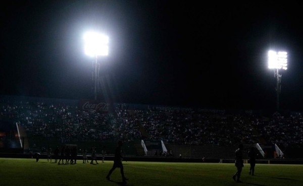 Juego Olimpia-Honduras Progreso quedó a oscuras por 15 minutos