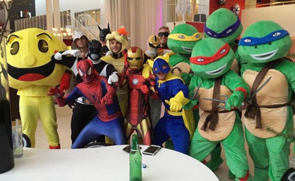 Jugadores del Leicester City se disfrazaron para celebrar su liderato