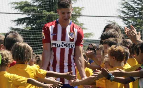 Atlético de Madrid presentó a su nuevo delantero, Luciano Vietto