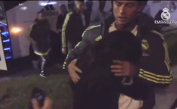 VIDEO: Chica en Australia llora en los brazos de Cristiano Ronaldo