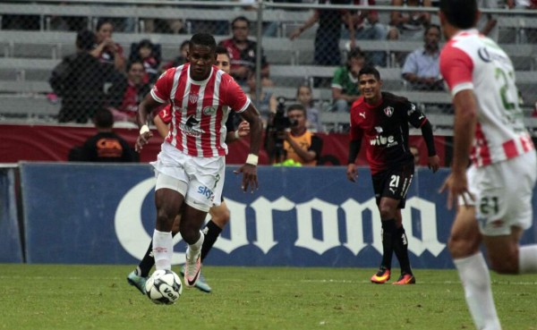 Beckeles sigue titular en Necaxa y Boniek asiste en triunfo del Houston